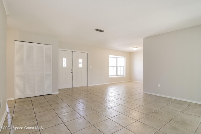 Building Photo - 1035 Country Club Blvd