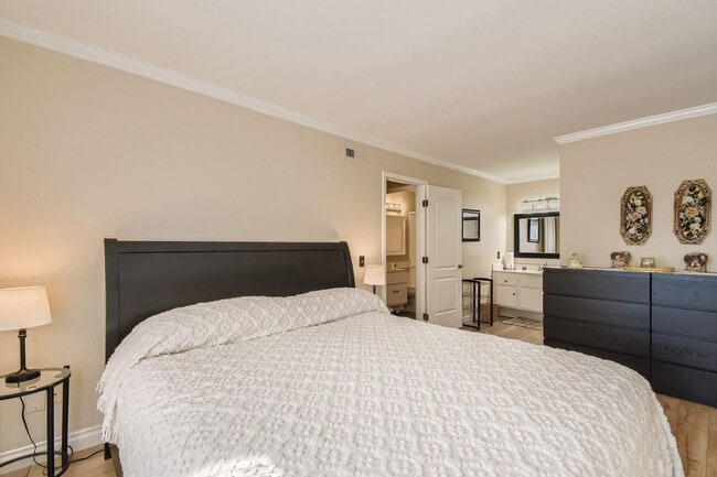 Building Photo - 2 Bedroom 1 Bath - Single Level Townhome Available mid June