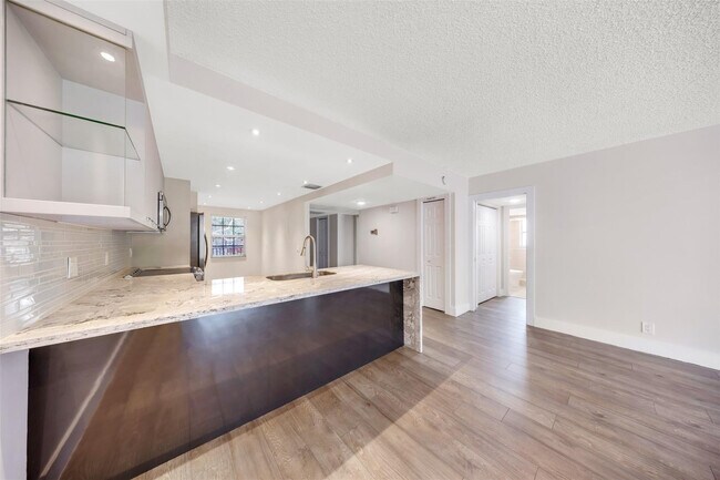 Building Photo - 800 E Cypress Ln