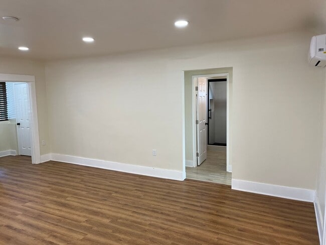 Building Photo - Beautifully Renovated 2 Bed / 1 Bath in Compton!