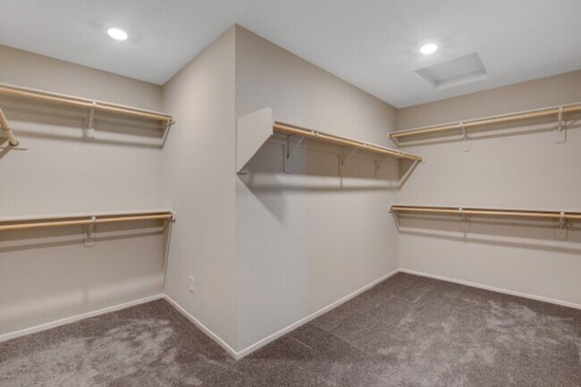 Building Photo - Don't miss this Top Notch 4 Bedroom, Beaut...
