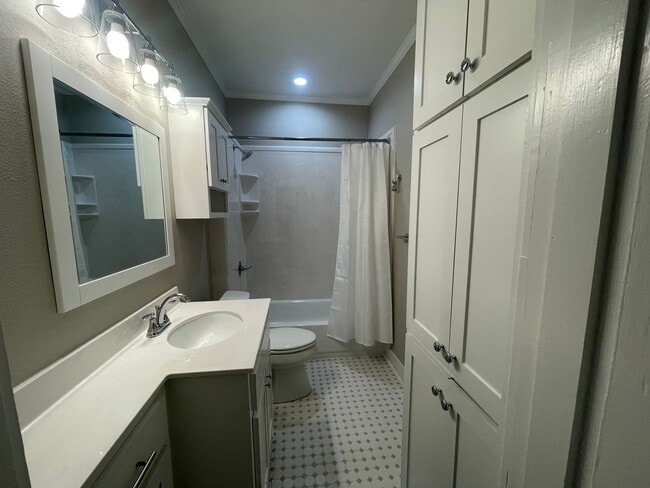 Building Photo - South Highland Newley Remodeled Gem! Won’t...