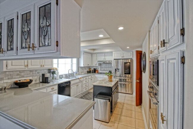 Building Photo - CHARMING & SPACIOUS, 5BR3.5BA HOME W/ PRIVATE YARD, BALCONY & SPRAWLING LIVING SPACE NEXT TO SAND...