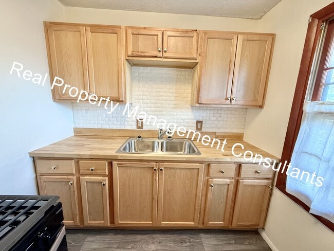 Building Photo - Charming 3-Bed Home with Fenced Yard & Garage