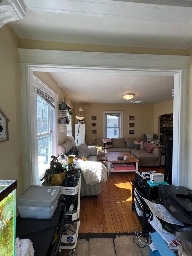 Building Photo - Awesome 3 bed in Somerville.... don't miss out!!