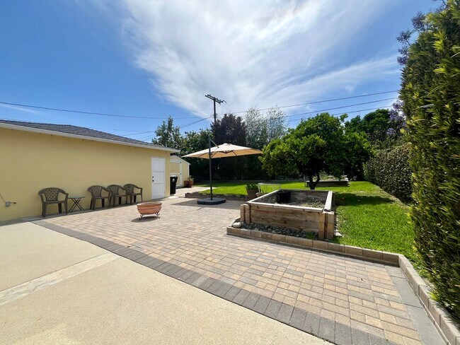 Building Photo - VISTA DEL ORO  3 BEDROOM HOUSE