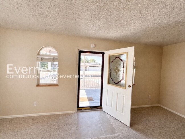 Building Photo - 4 Bed/2 Bath Home with Fenced Yard / Voucher Accepted / Available Now!