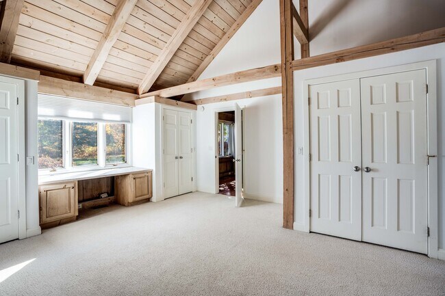 Building Photo - 123 Cove Rd