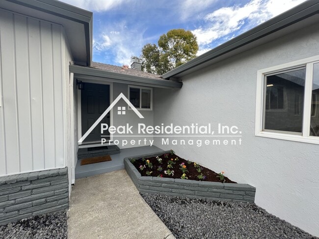 Building Photo - Beautifully Updated 3bd/2ba Home with 2 Car Garage!