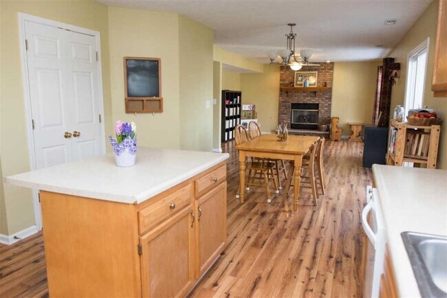 Building Photo - 4 Bedroom 2.5 Bath Home