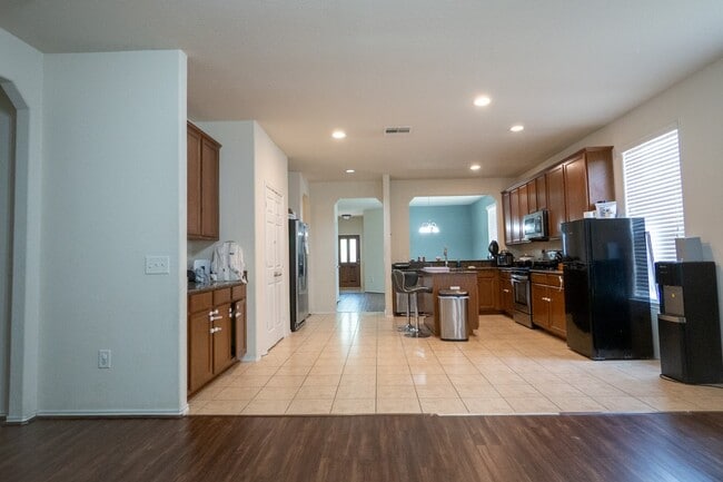 Building Photo - 1414 S Maple Dr