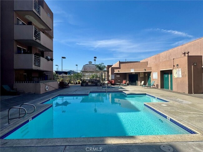 Building Photo - 450 E 4th St