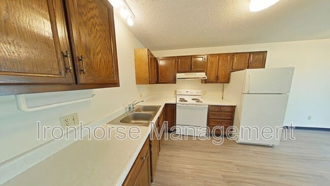 Building Photo - 411 N 16th Ave