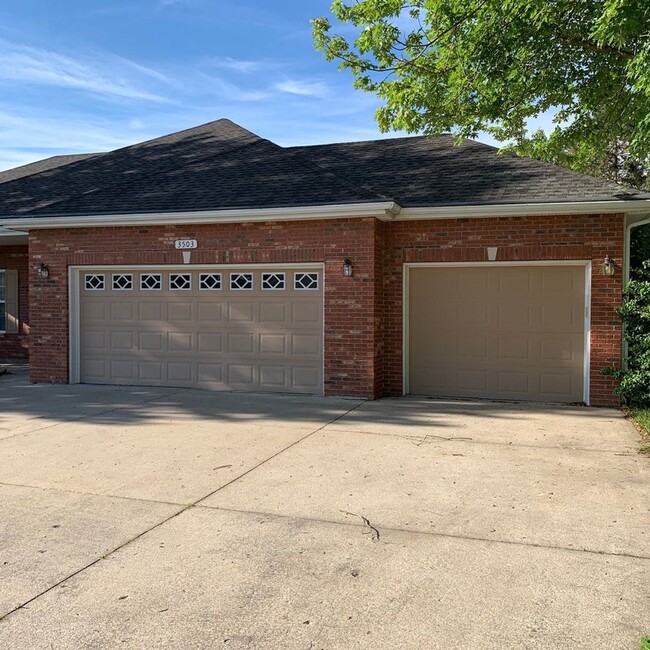 Building Photo - Beautiful House in nice family neighborhood!