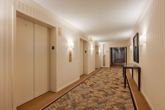 Building Photo - Sunny Renovated Studio w/Utilities Include...