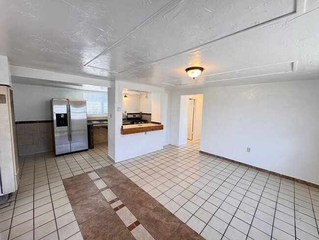 Building Photo - 1335 W Vista Way