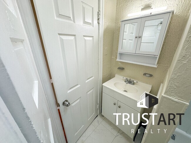 Building Photo - 3 bedroom House in Olney Oaklane, Philadel...