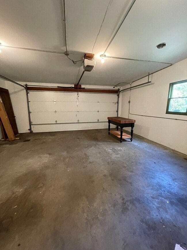 Building Photo - 940 W Cuyler Ave