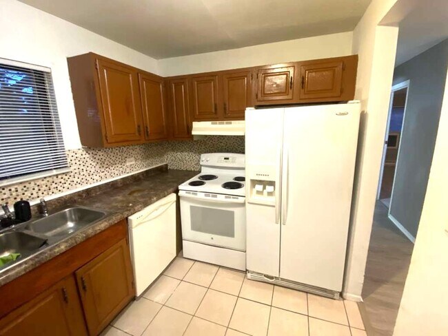 Building Photo - 4056 Bonhill Dr