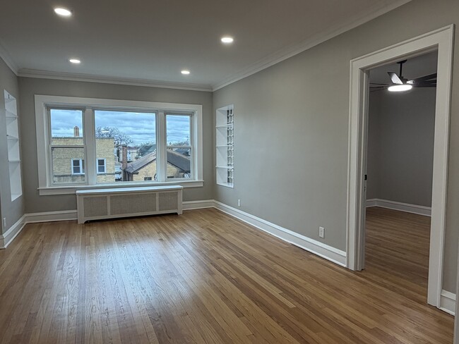 Building Photo - 6024 W Addison St