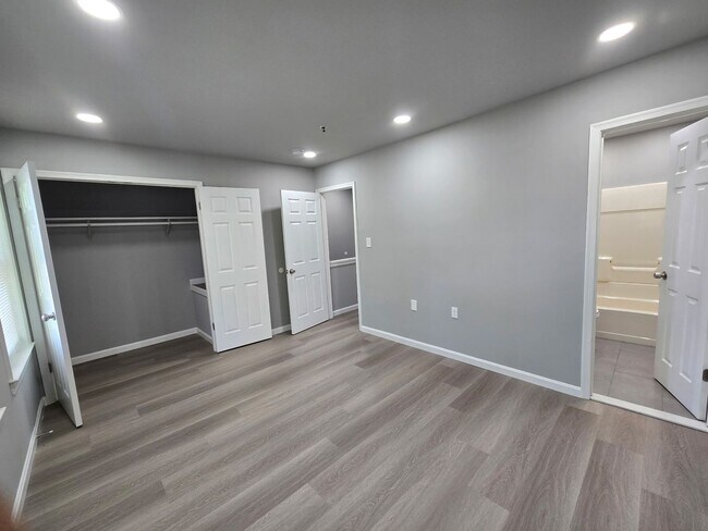 Building Photo - **VOUCHER HOLDERS **NEWLY REMODELED TOWNHOME IN CENTRAL LOCATION! 3 BEDROOM 2 1/2 BATH, FINISHED ...