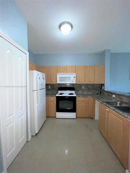 Building Photo - 1692 SE 29th Ct