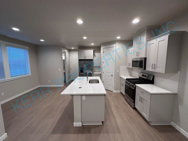 Building Photo - Spacious 3-Bed Townhouse with 2.5 Baths in Charming Happy Valley!