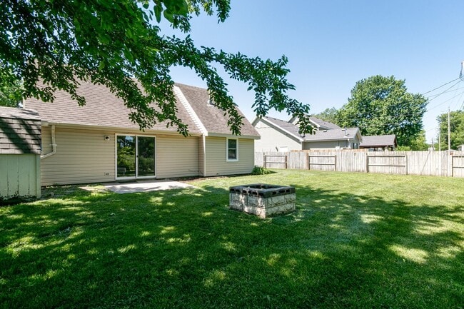 Building Photo - Blending Relaxation & Sophistication Creat...