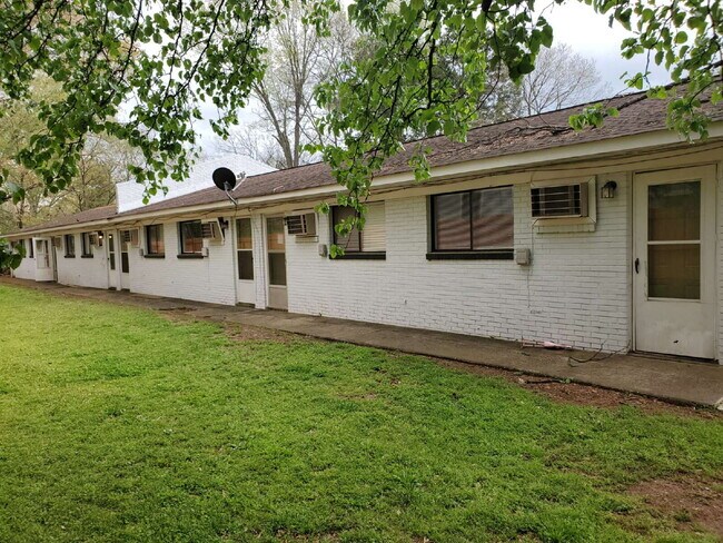 Building Photo - "Charming Studio Retreat with Full Bath in...