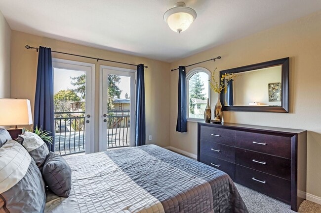 Building Photo - Gorgeous Spacious TownHome in Downtown Mou...