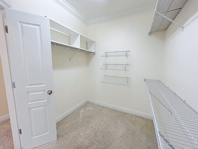 Building Photo - 3 Bedroom Townhouse in Gated Community off...