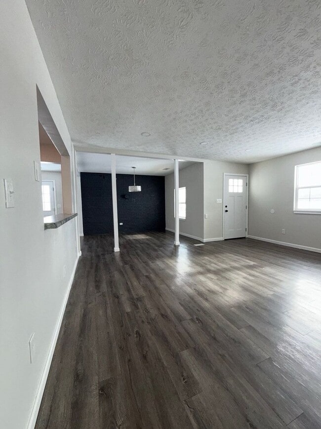 Building Photo - Modern & Spacious 3BR Home with Trendy Design Features and Large Yard! (NEAR TEAS VALLEY SCHOOL D...