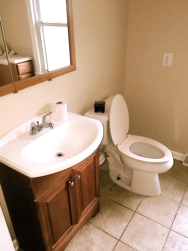 Building Photo - 2 bedroom/ 1 bathroom ranch with porch on ...