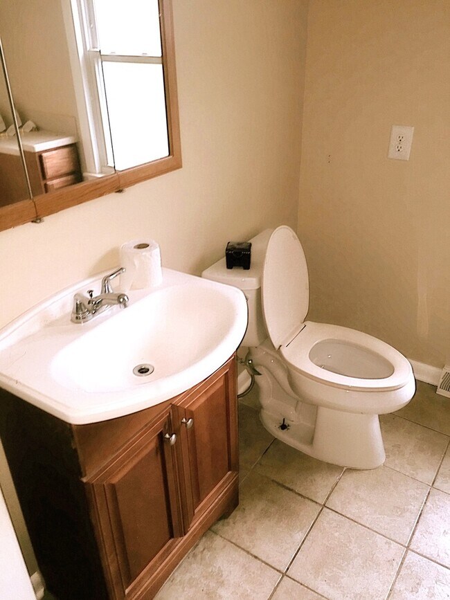 Building Photo - 2 bedroom/ 1 bathroom ranch with porch on double lot available!