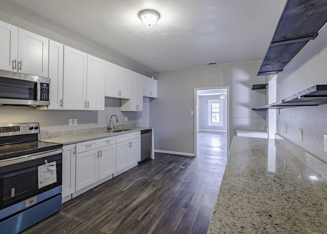 Building Photo - Dream Rental located minutes from Southtow...