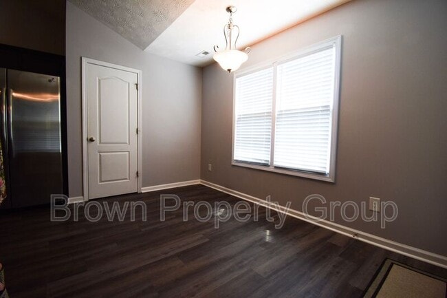 Building Photo - 494 Hogart St