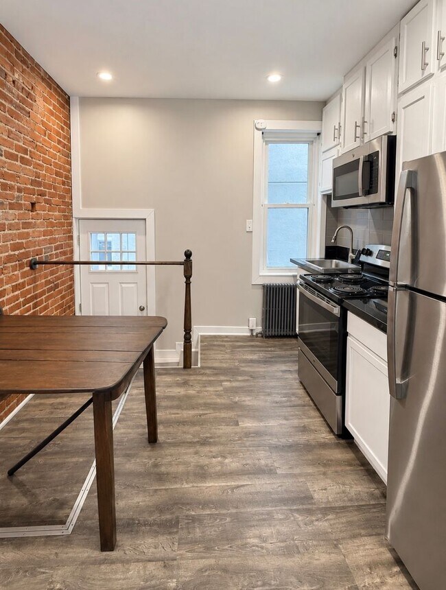 Building Photo - 111 Gayley St