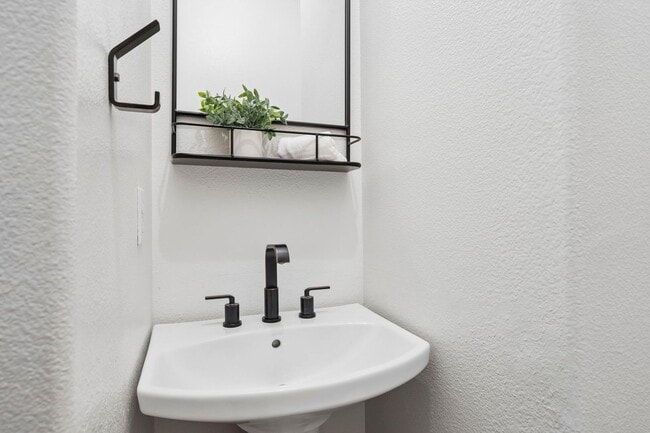 Building Photo - Spectacular SW Portland 2 bedroom Townhouse