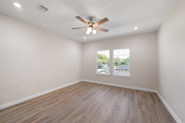 Building Photo - 9409 Clinton Dr