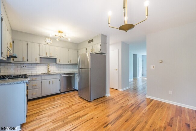 Building Photo - 388 Morris Ave