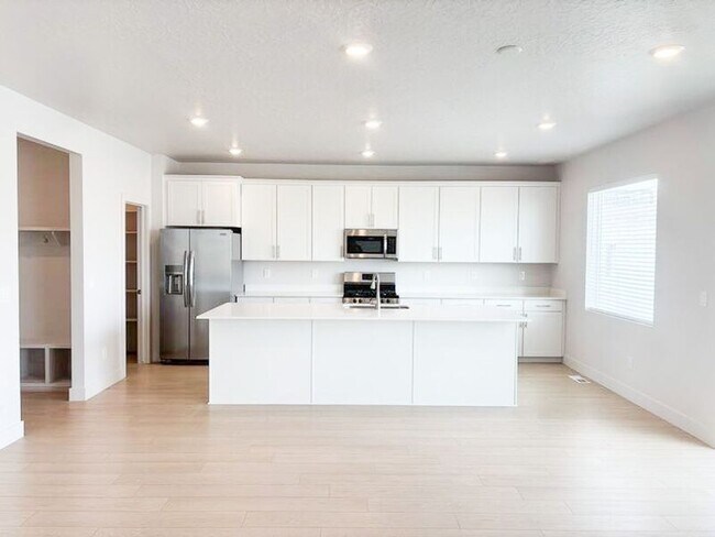 Building Photo - 414 W Snowberry Dr