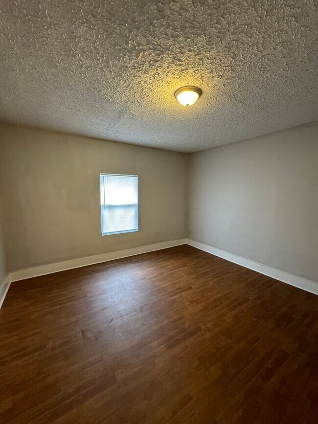 Building Photo - 1102 N Parker Ave