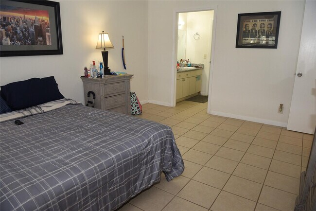 Building Photo - 7807 Golf Cir Dr