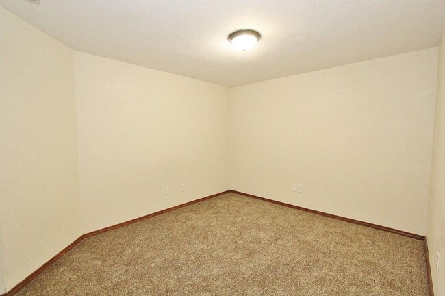 Building Photo - Single-Level w/BG Home in a Quiet Neighbor...