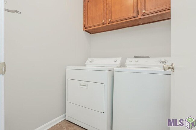 Building Photo - 4625 Parkoaks Dr