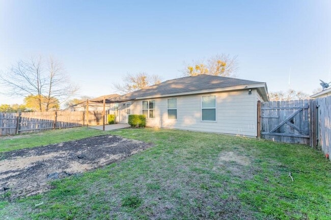 Building Photo - 1004 Muelhause St
