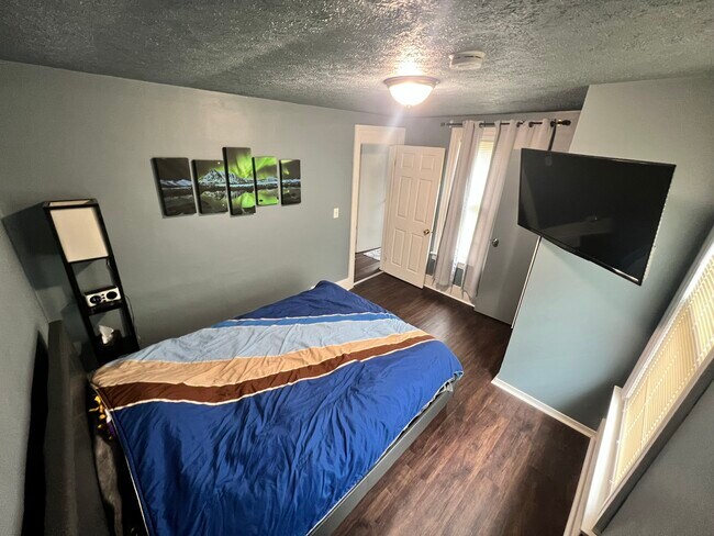 Building Photo - 610 Melville St