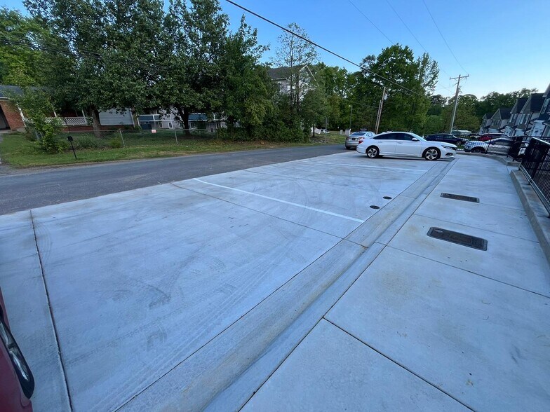 Parking - 1042 McLain Rd