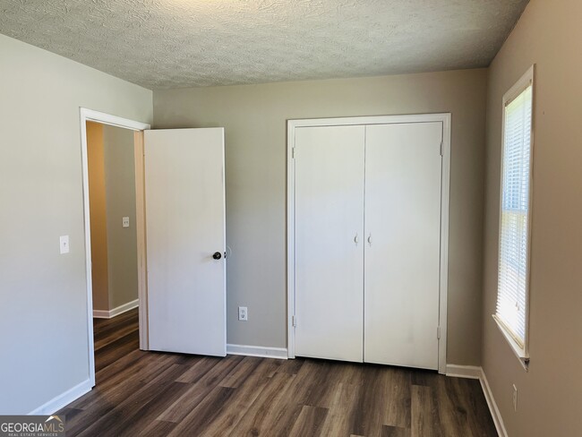Building Photo - 10 Fredda Ln
