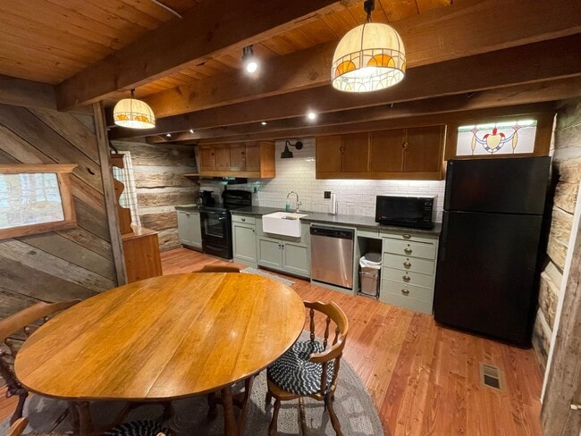 Building Photo - MOVE IN READY